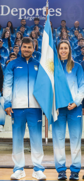 Rubén Rézola y Sofía Cairó con la bandera argentina